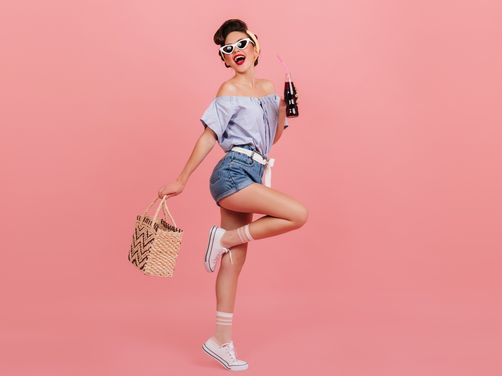 Веселая девушка с сумкой на розовом фоне 