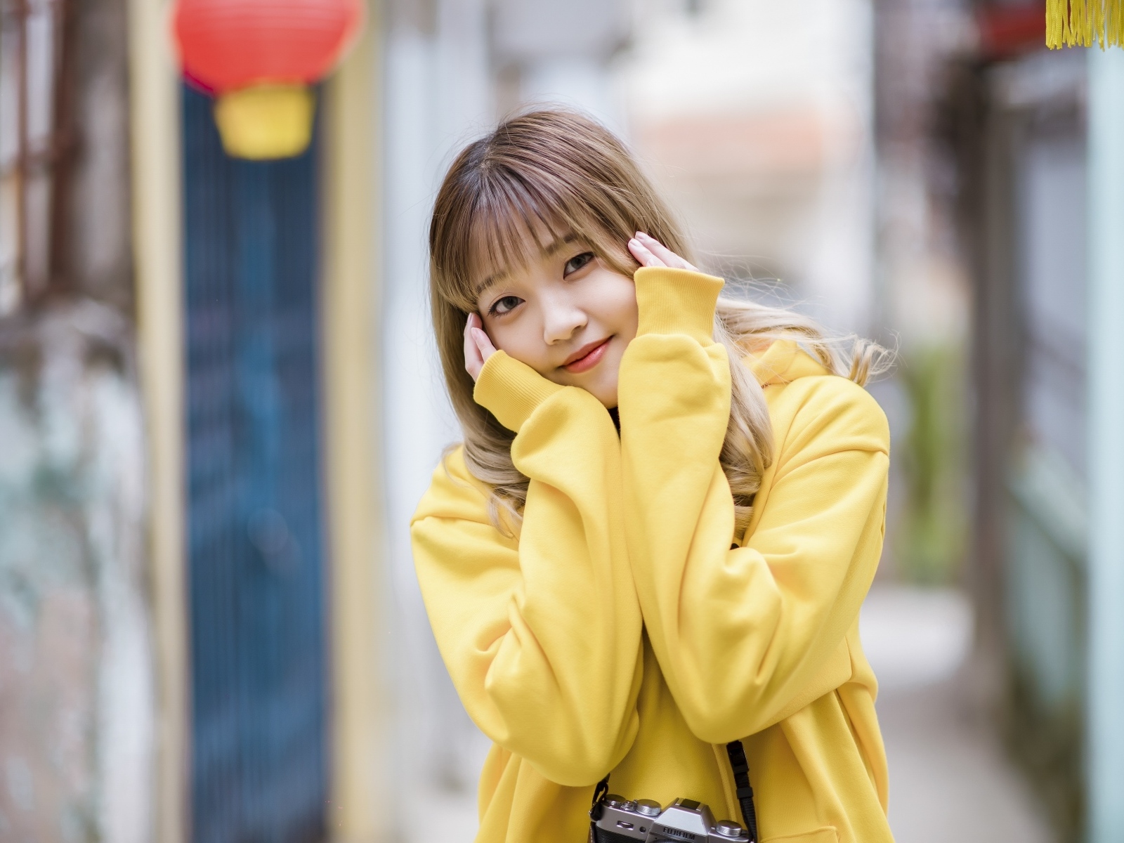 Милая девушка азиатка в желтом свитере