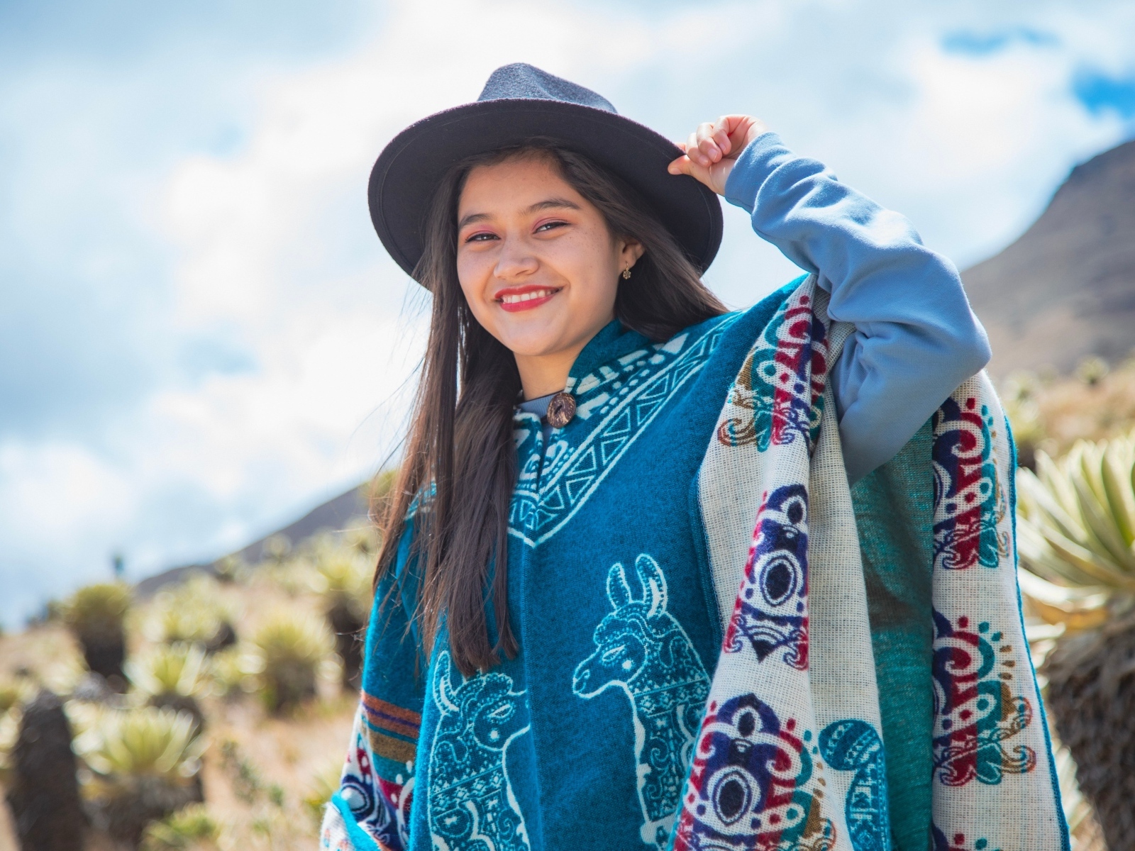 Девушка в ковбойской шляпе и пончо