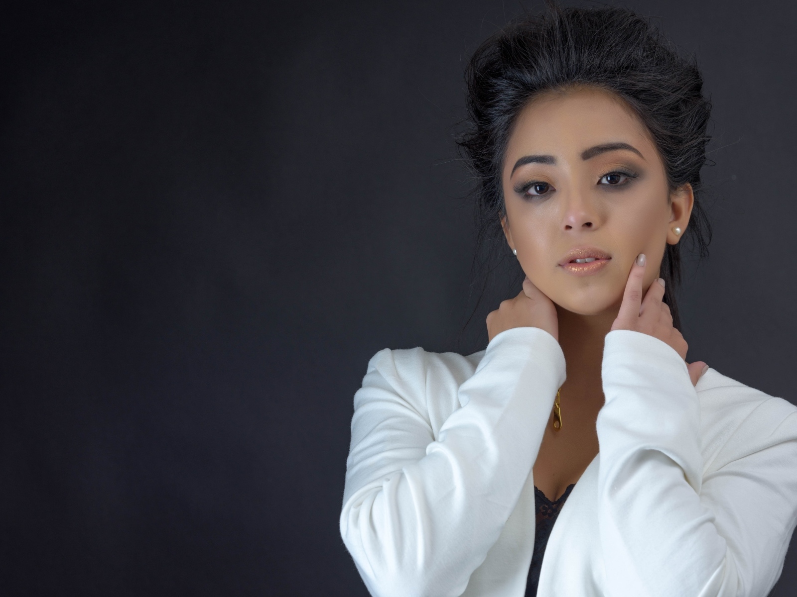 Девушка в белой кофте на сером фоне