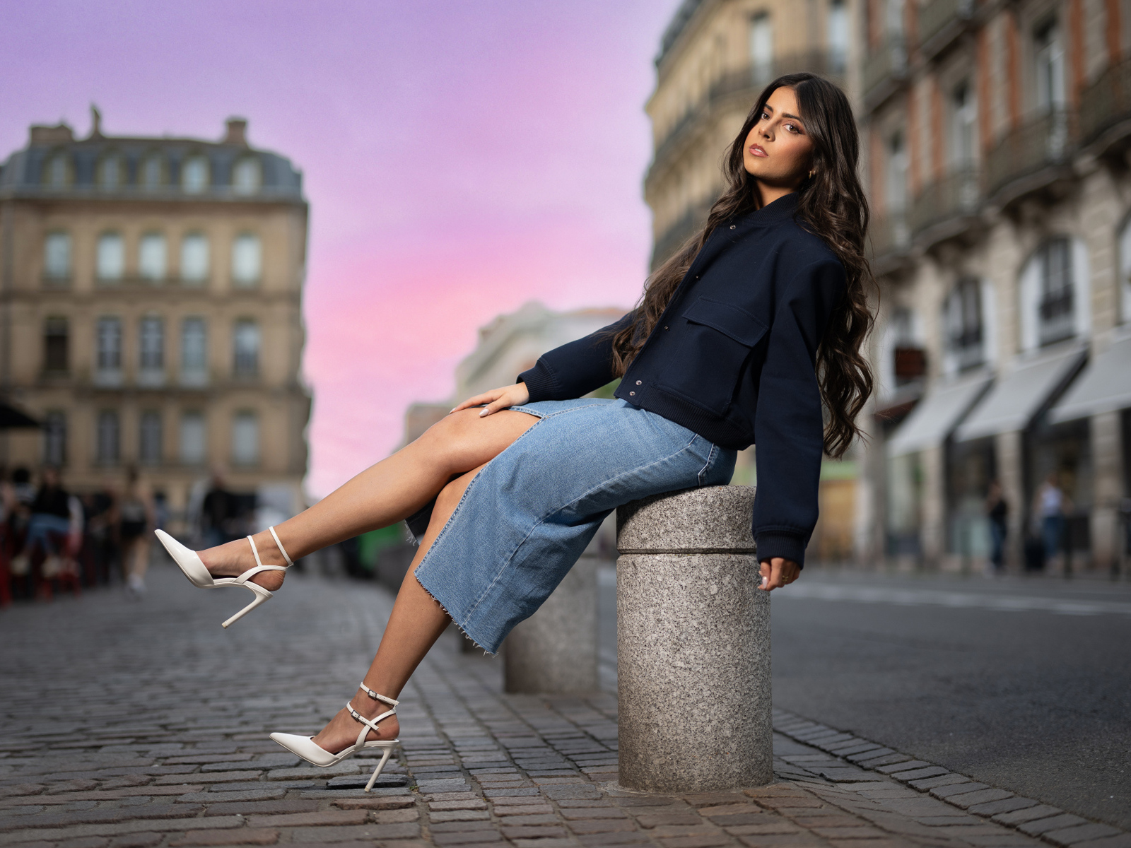 Девушка в белых туфлях на улице города