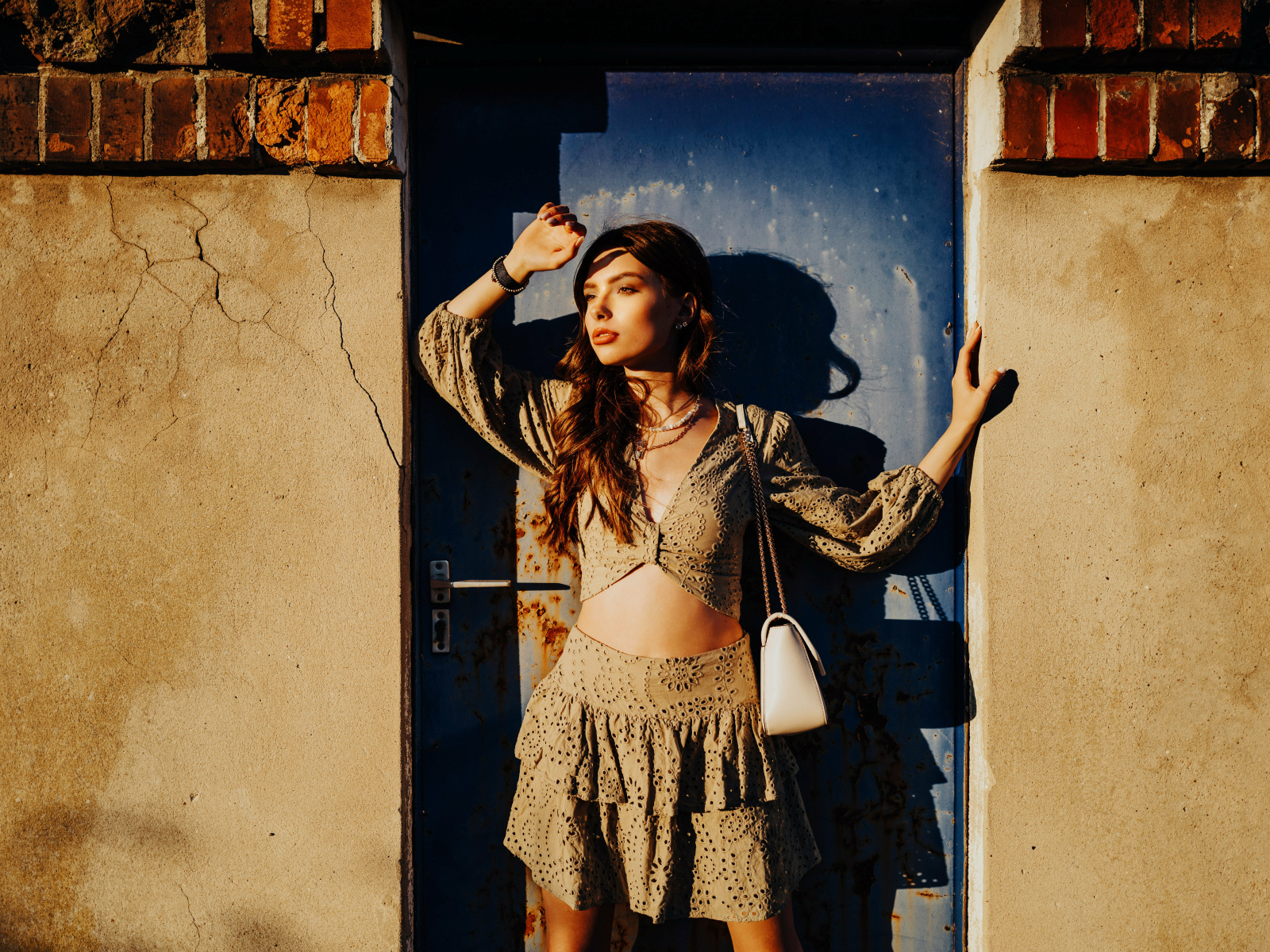 Девушка модель стоит у двери