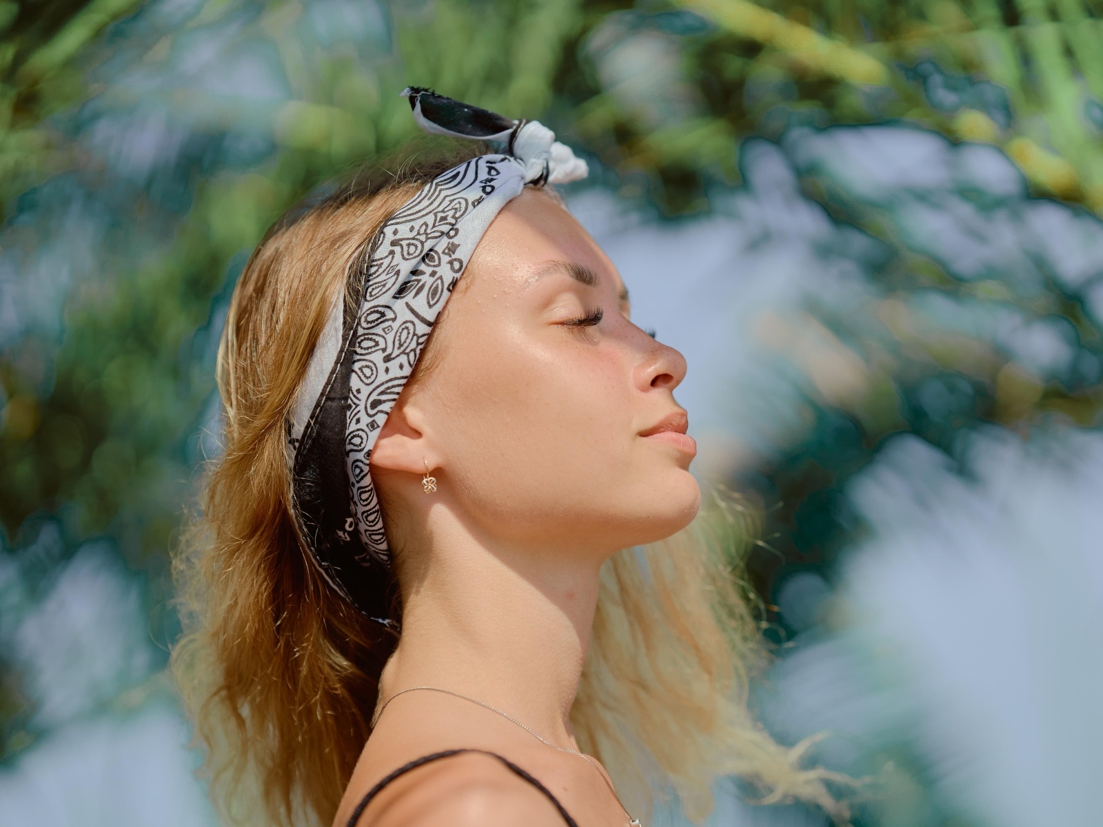 Девушка в закрытыми глазами летом