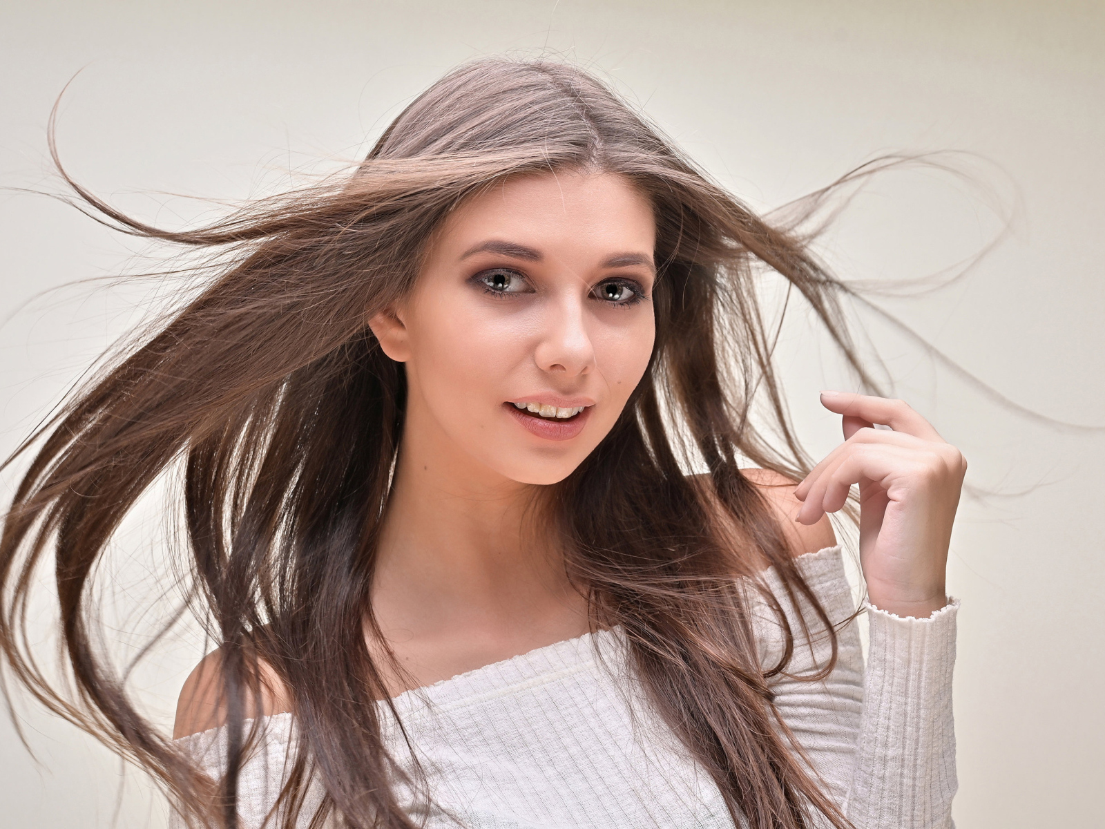 Девушка с длинными волосами на белом фоне