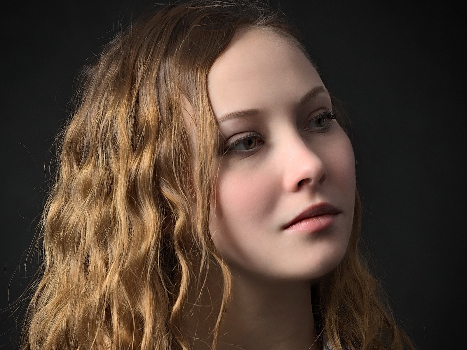 Длинноволосая кареглазая девушка на черном фоне