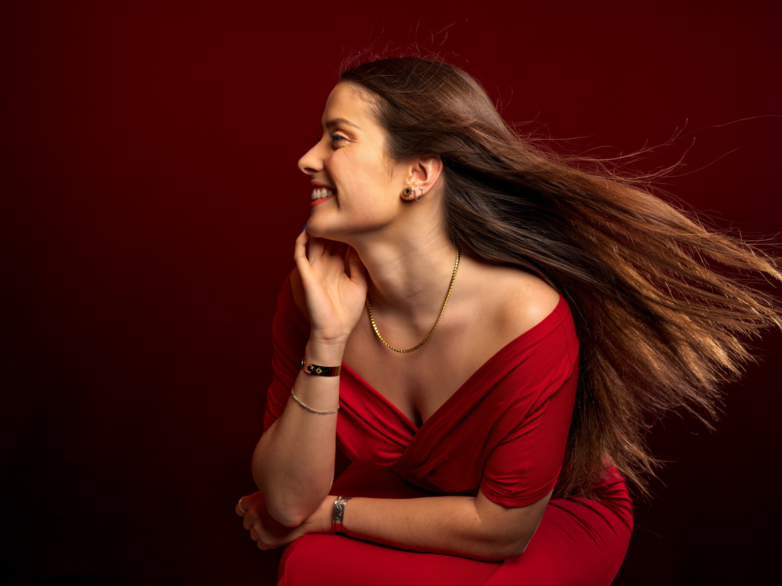 Длинные волосы у красивой девушки в красном платье