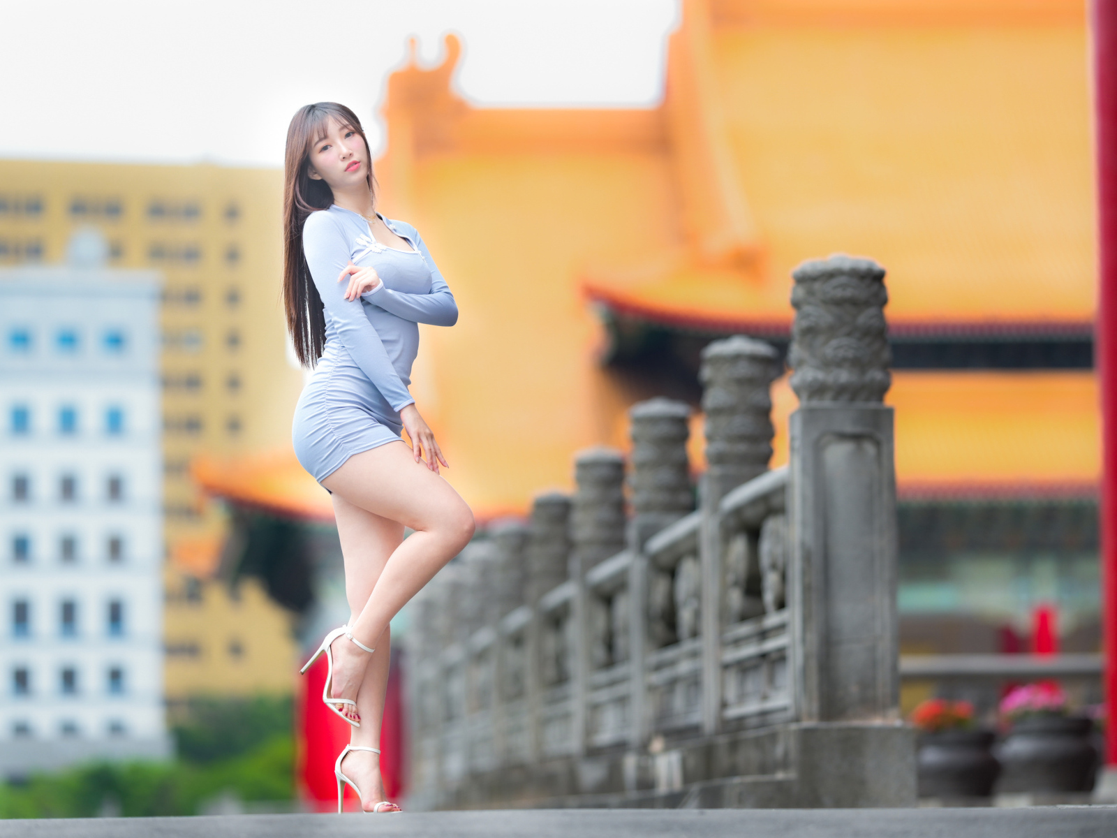 Стройная азиатка в коротком сером платье