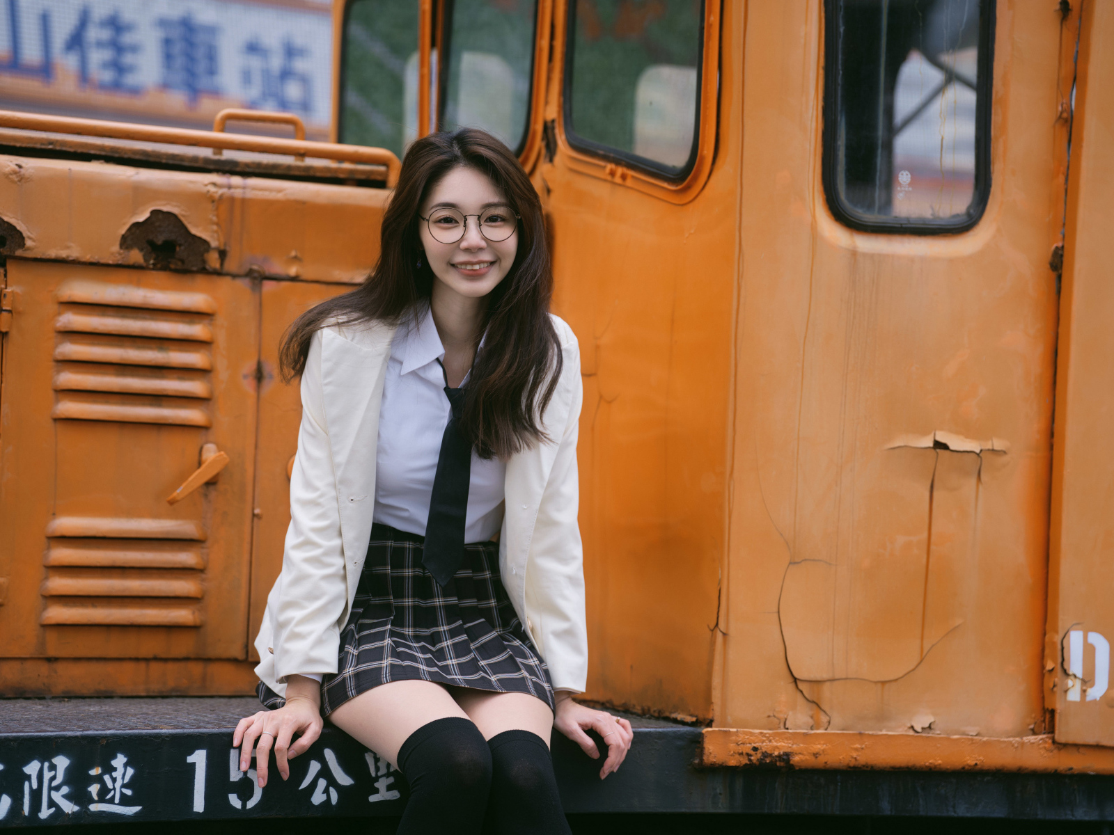 Улыбающаяся девушка азиатка в школьной форме