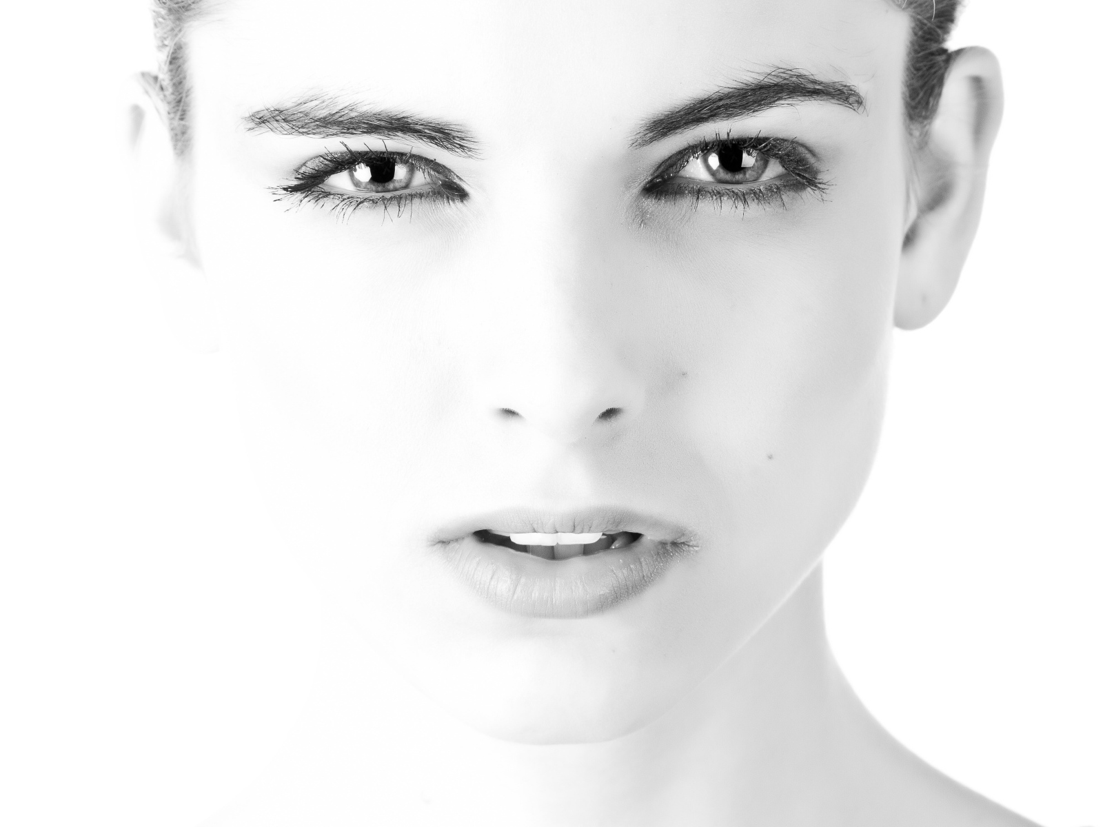 Лицо красивой девушки черно-белое фото 