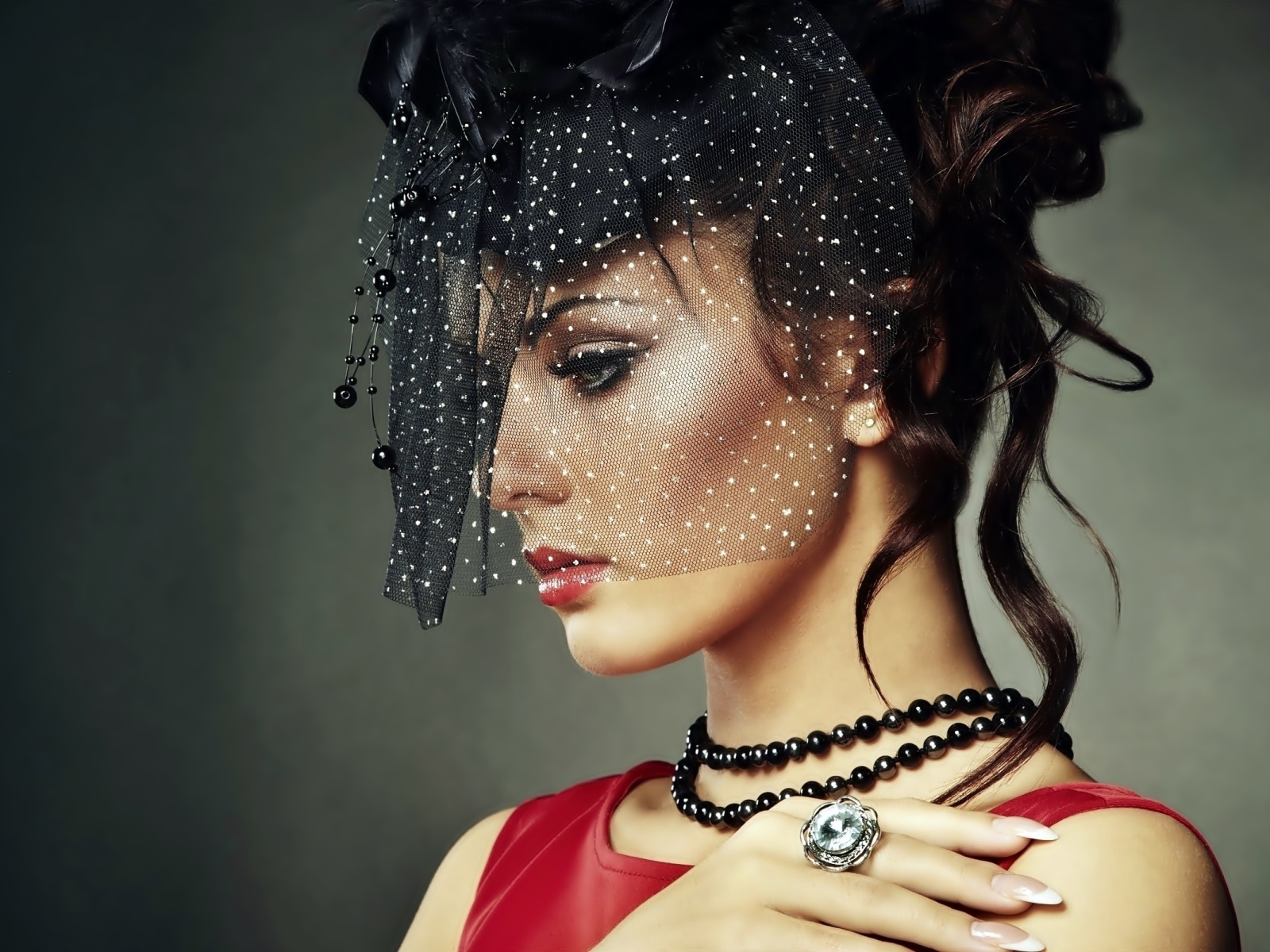 Девушка закрыла лицо черной вуалью 