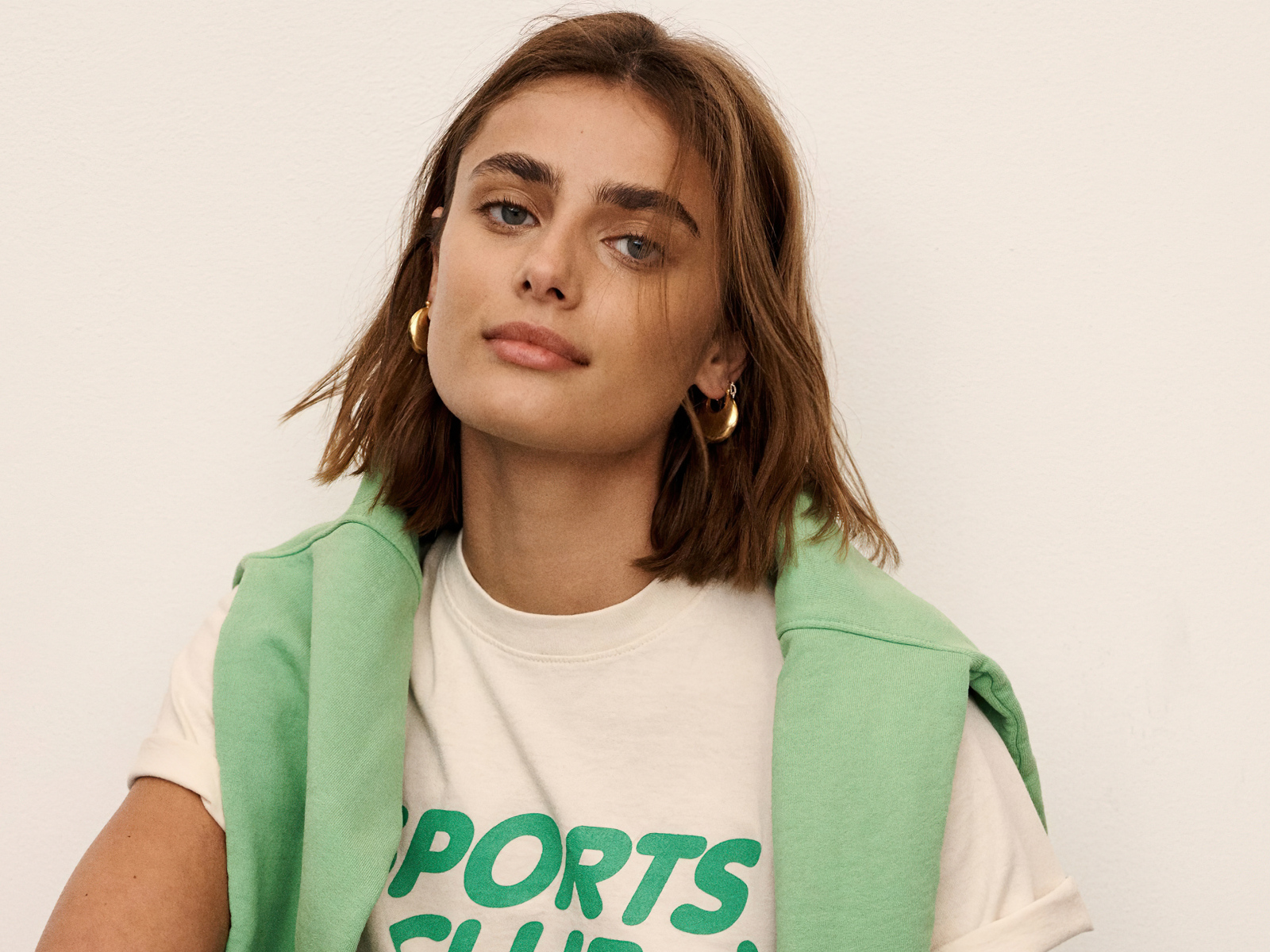 Американская модель Тейлор Хилл на белом фоне