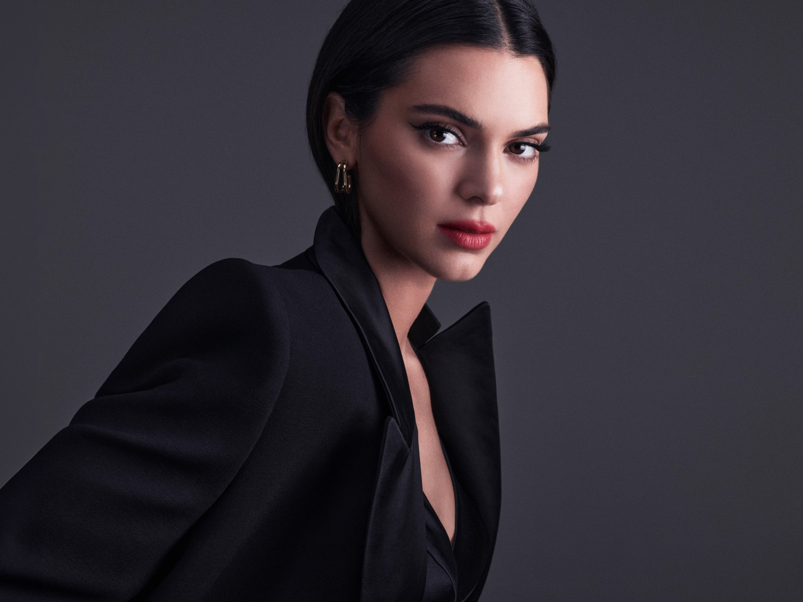 Кареглазая модель Кендалл Дженнер в черном пиджаке