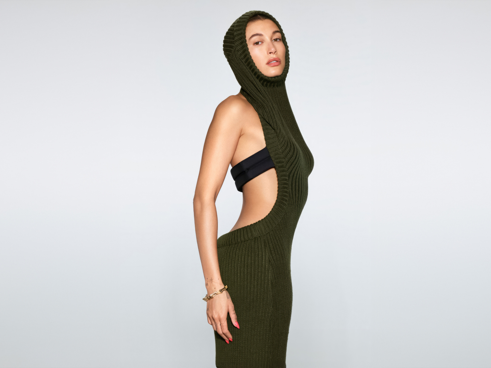 Милая девушка американская модель Хейли Бибер на сером фоне