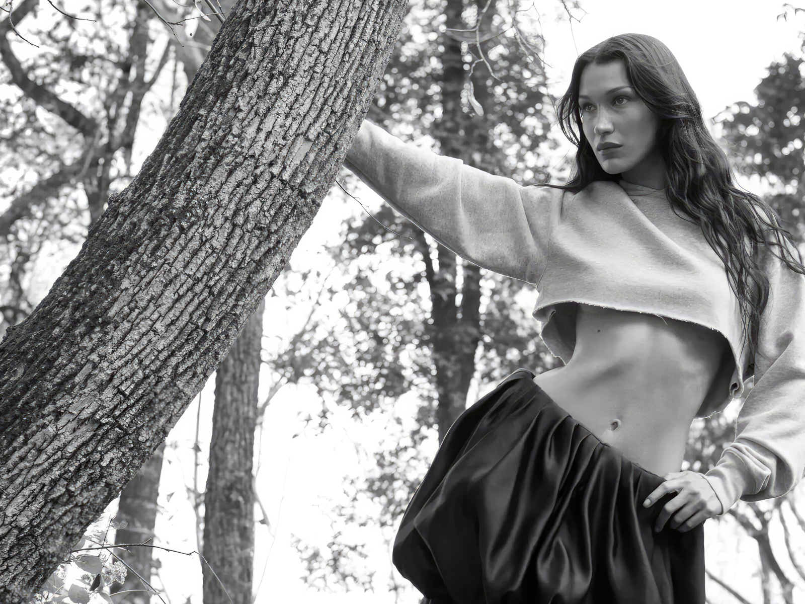 Модель Белла Хадид стоит у дерева в парке