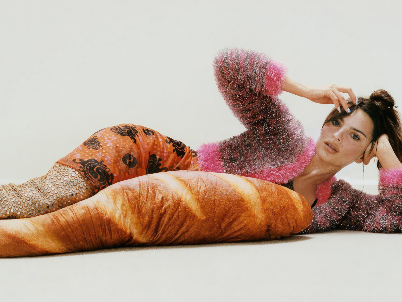 Модель Эмили Ратаковски лежит на полу