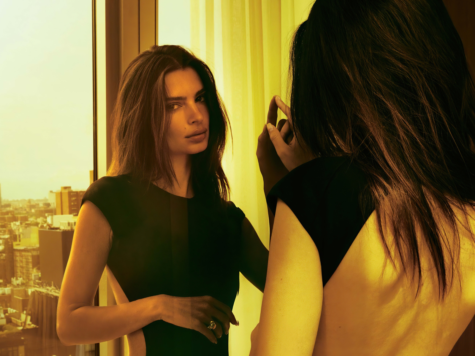 Модель Эмили Ратаковски стоит у зеркала