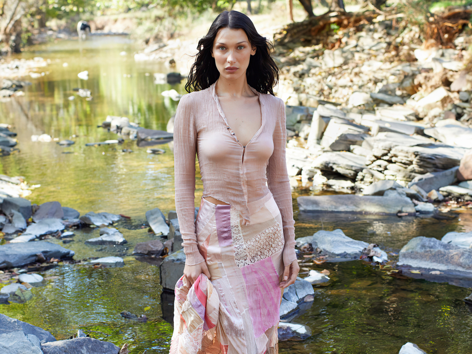 Супермодель Белла Хадид стоит у воды