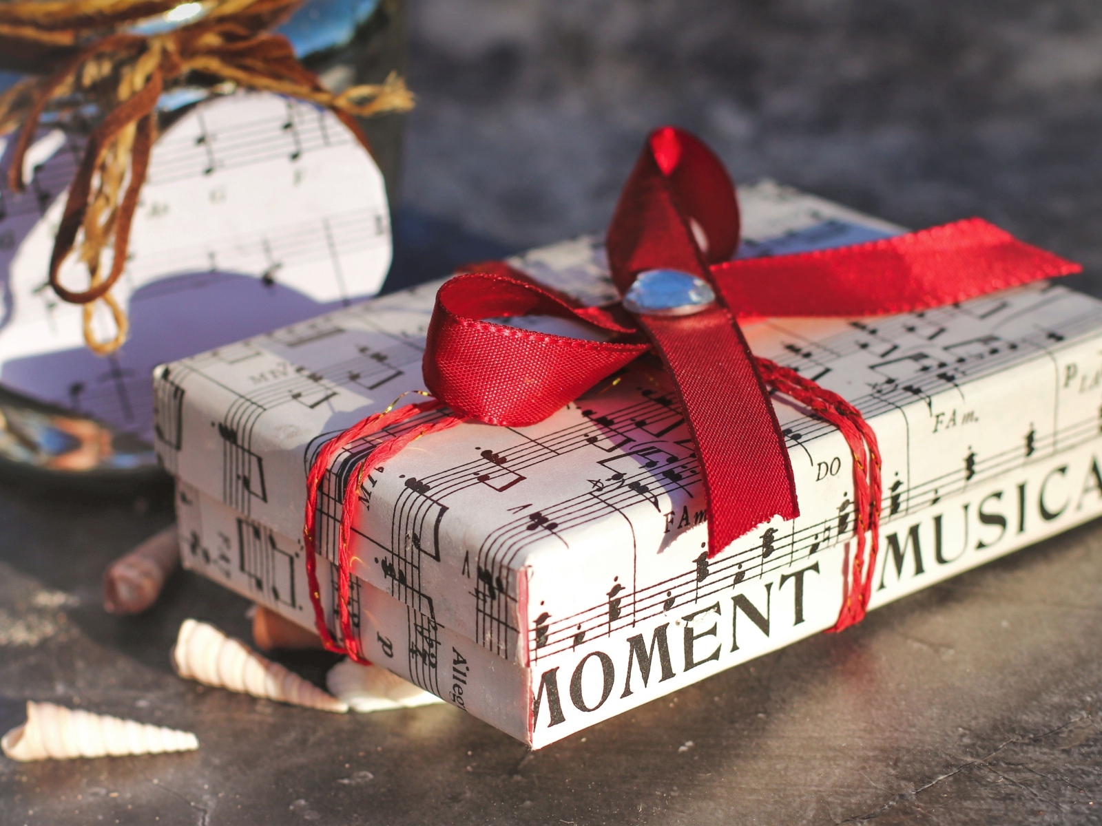 Большой подарок с красной лентой