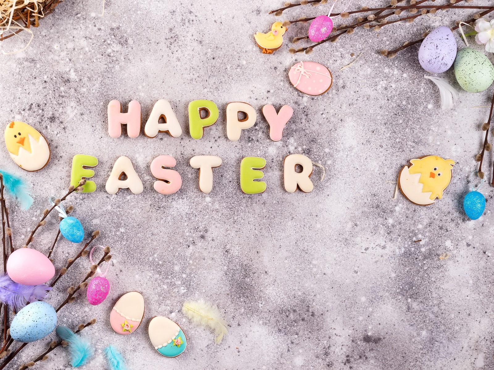 Надпись на сером столе Счастливой Пасхи