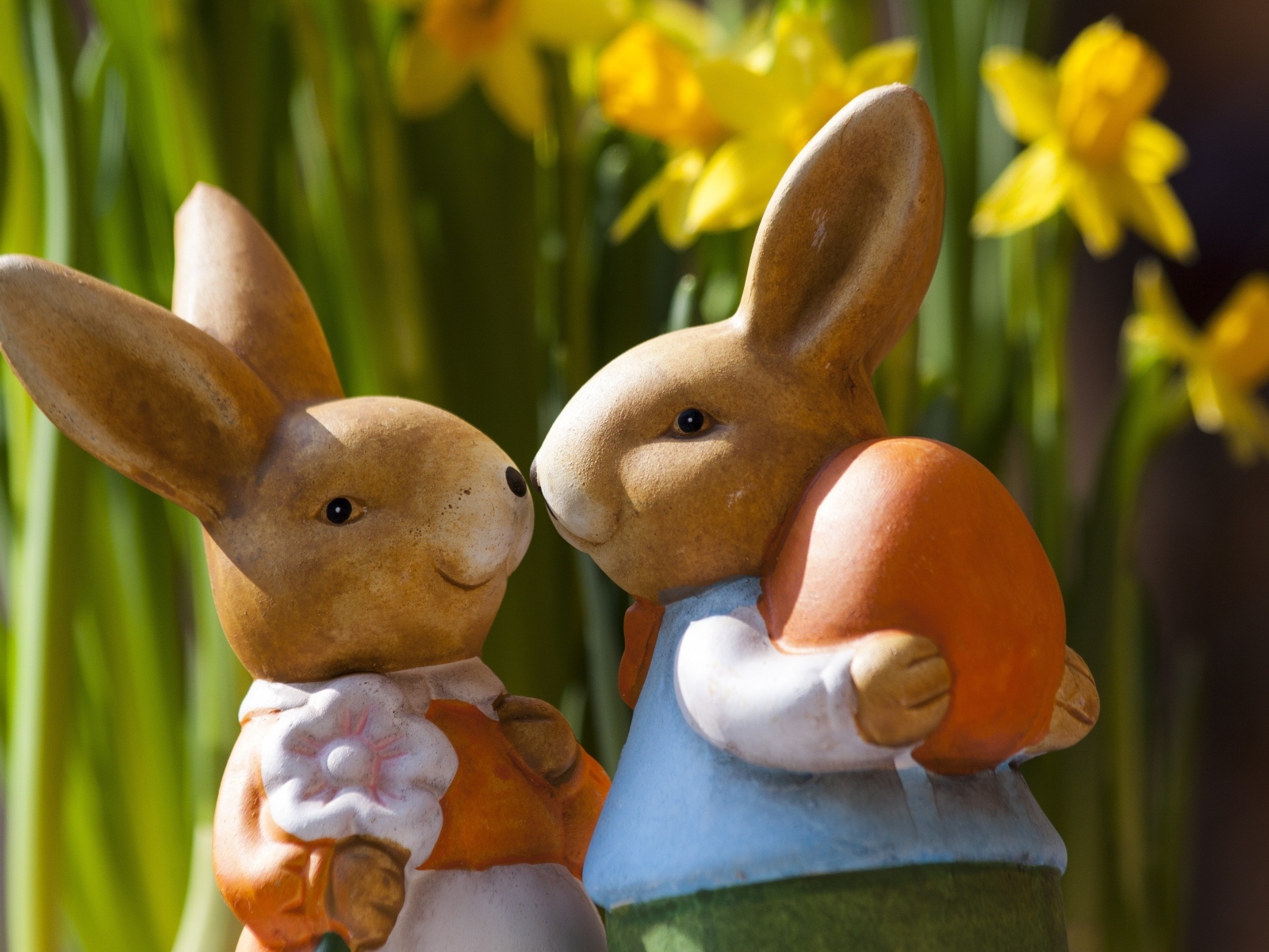 Два пасхальных кролика с яйцом