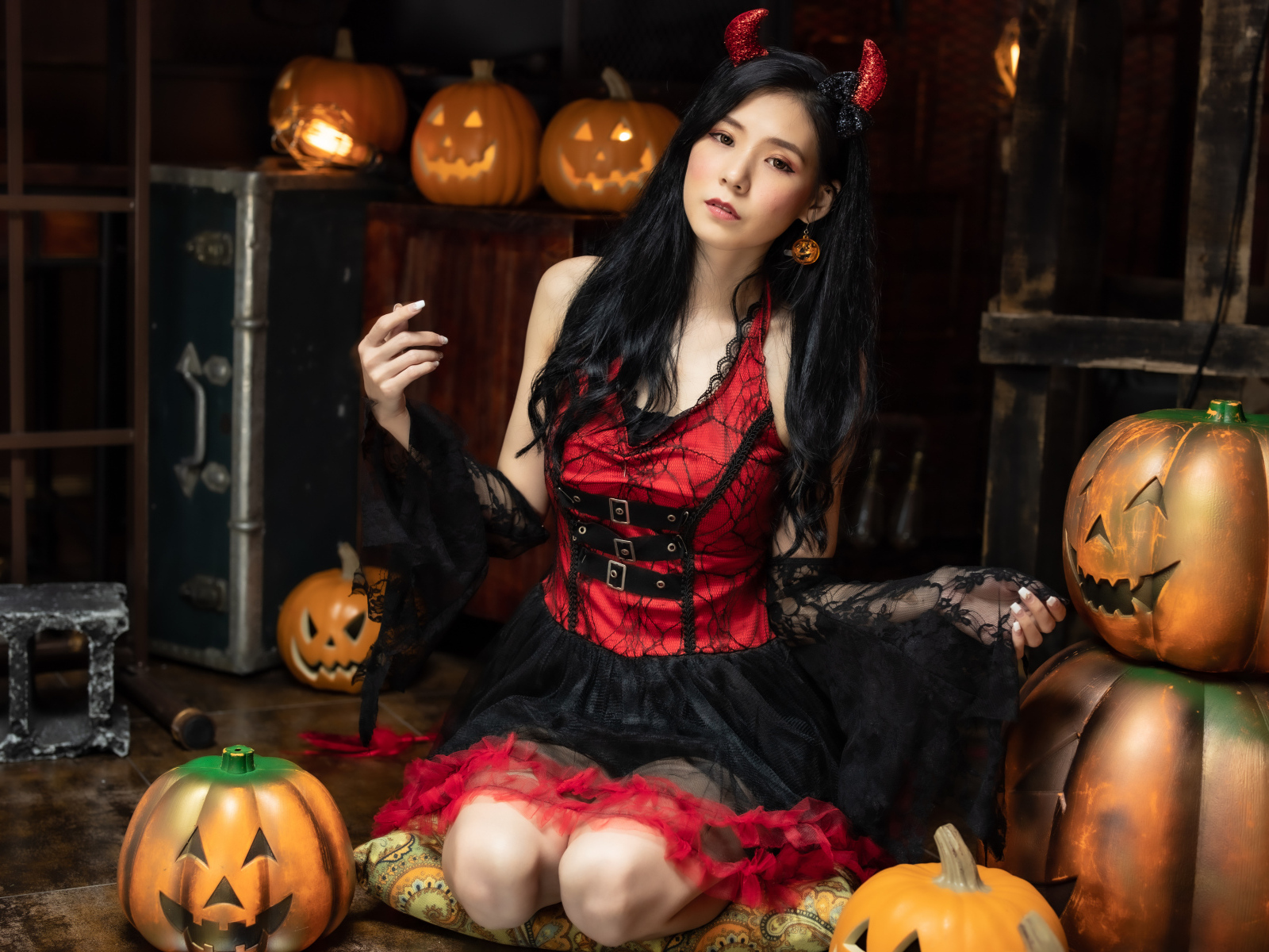 Девушка в красивом платье на Хэллоуин