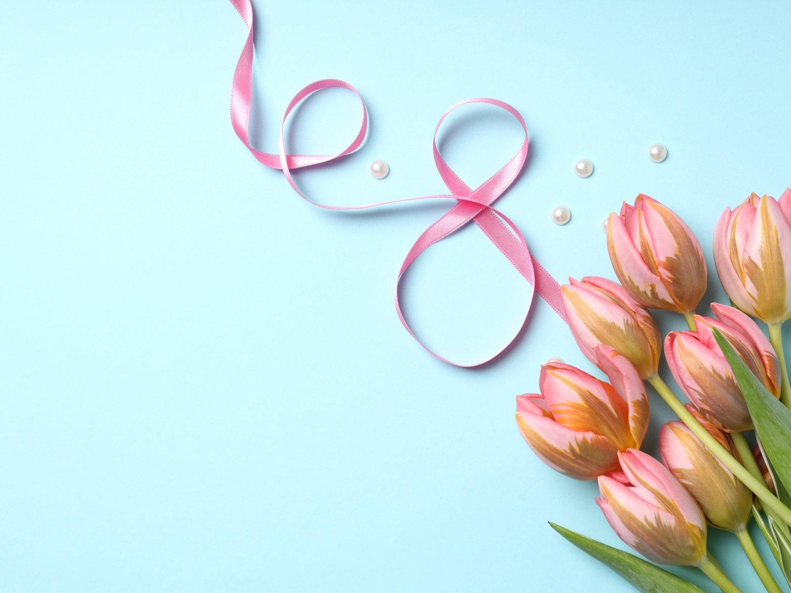Букет розовых тюльпанов и лента на голубом фоне на 8 марта