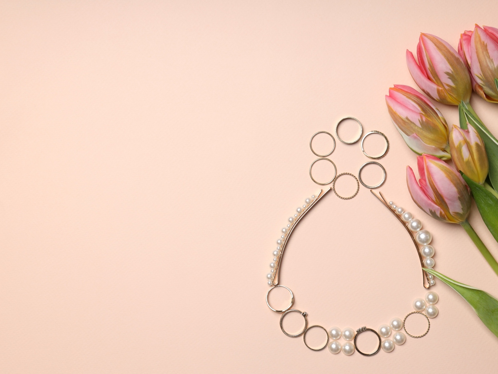 Украшения и букет тюльпанов на Международный женский день 8 марта