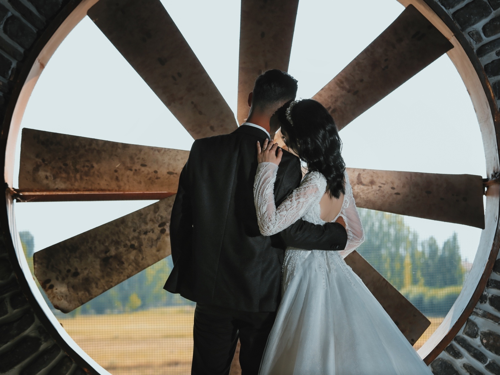 Влюбленные жених и невеста стоят у окна