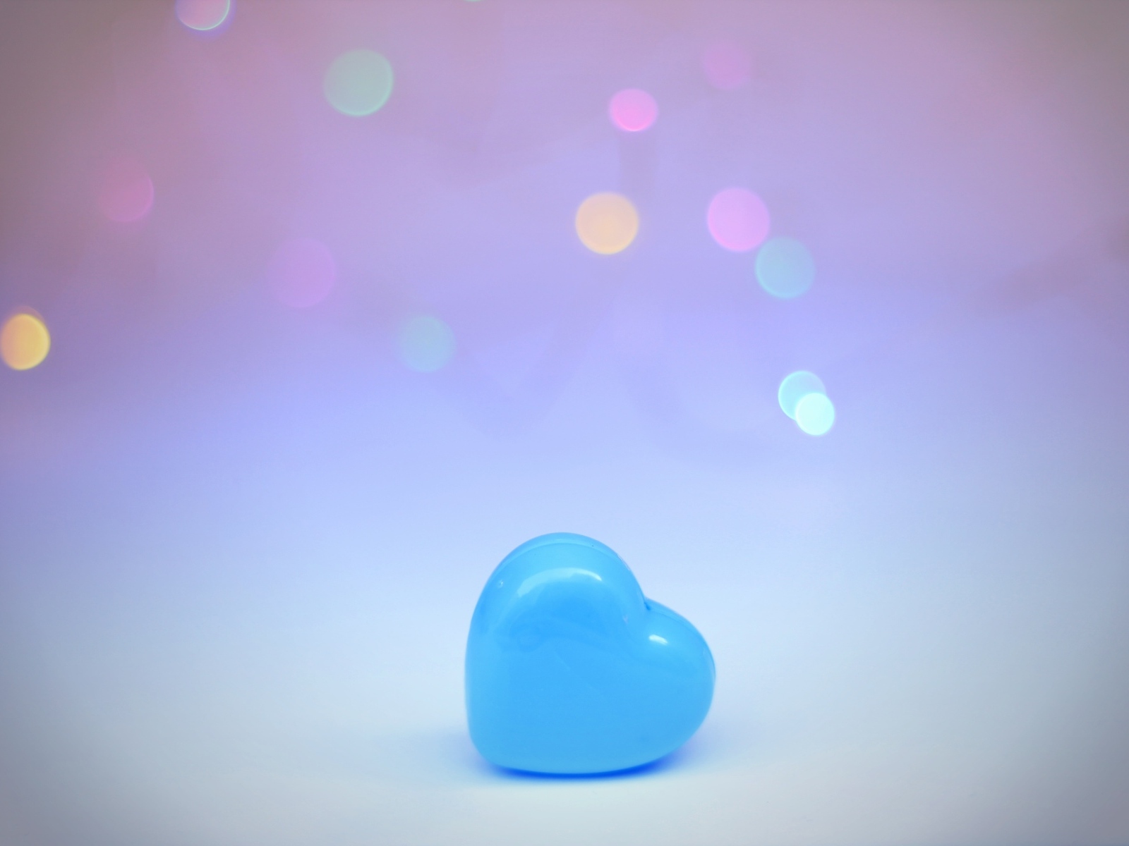 Голубое пластиковое сердце 