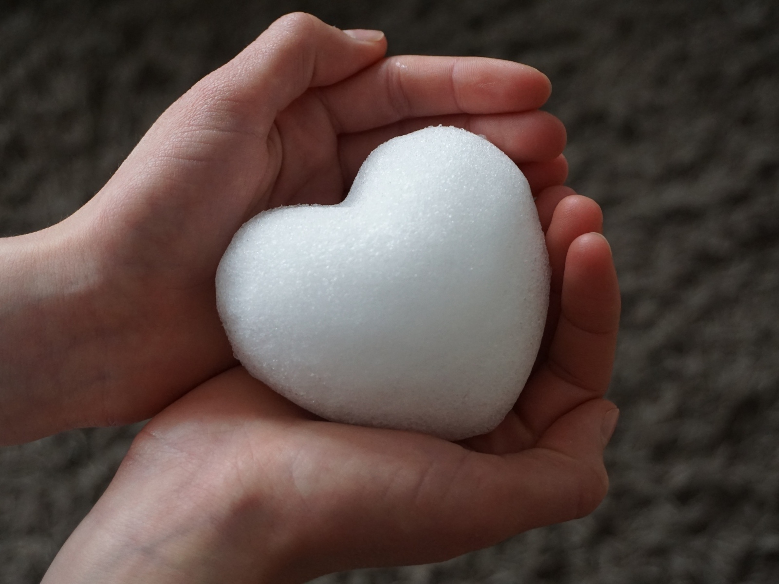 Холодное снежное сердце в ладонях