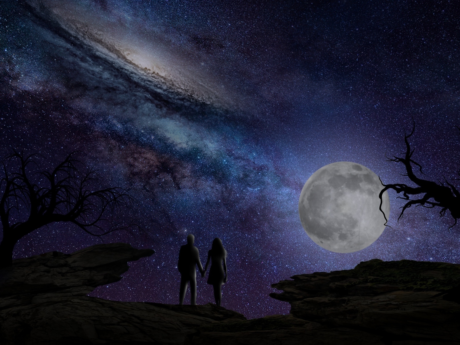 Влюбленная пара на фоне луны и красивого неба