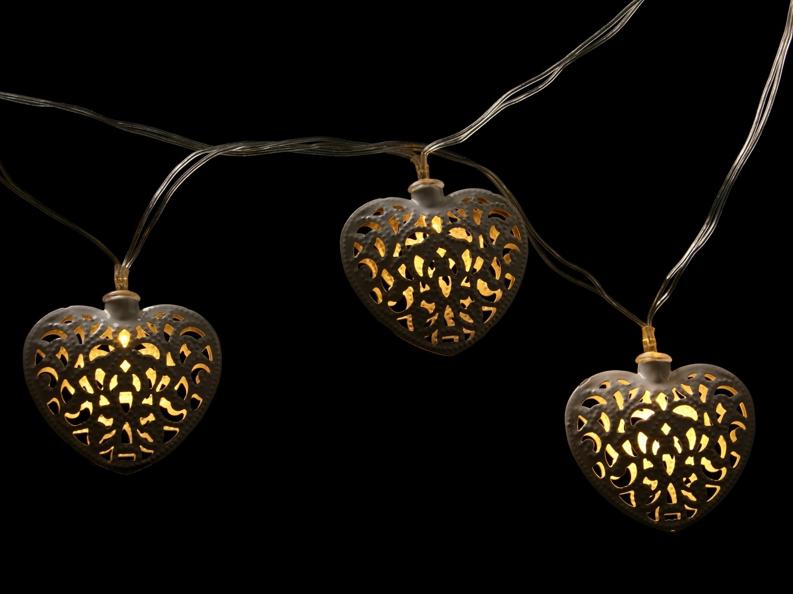 Гирлянда в форме сердца на черном фоне