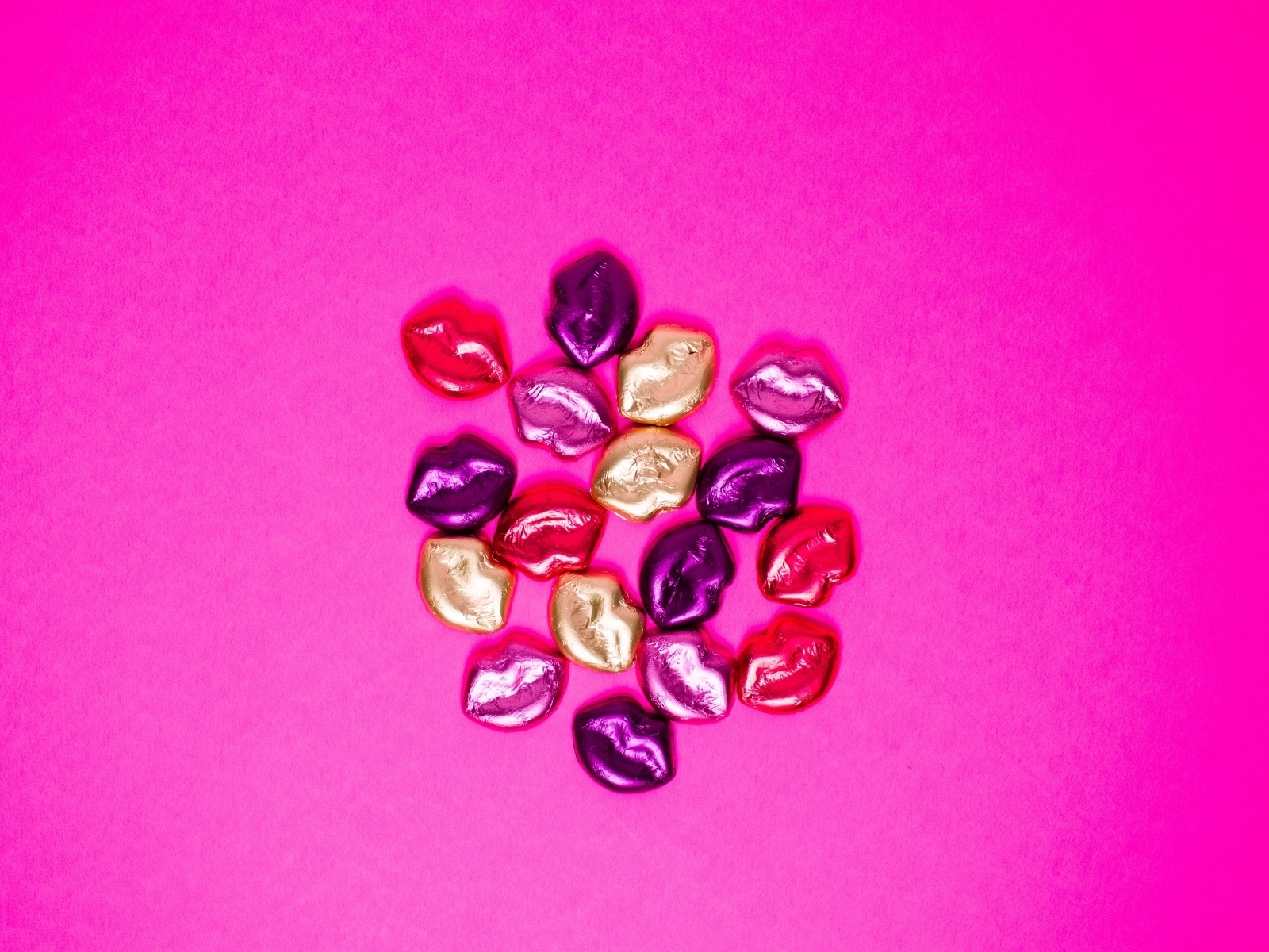 Много поцелуев на розовом фоне