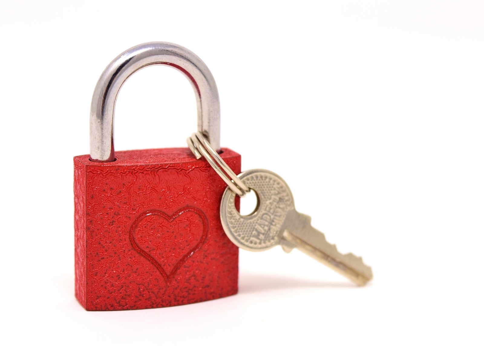 Красный замок с сердцем на белом фоне