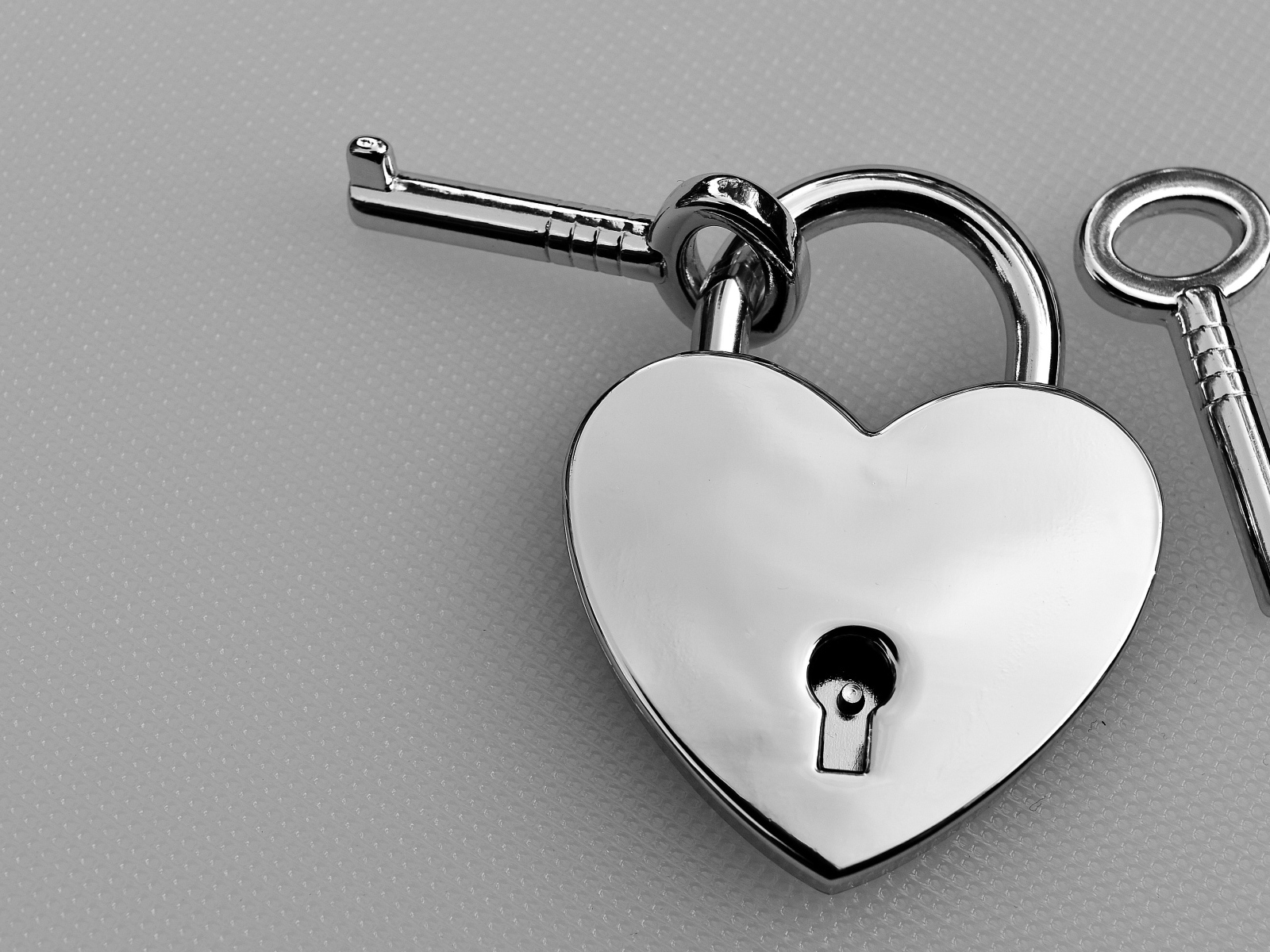 Серебряный замок в форме сердца с ключами