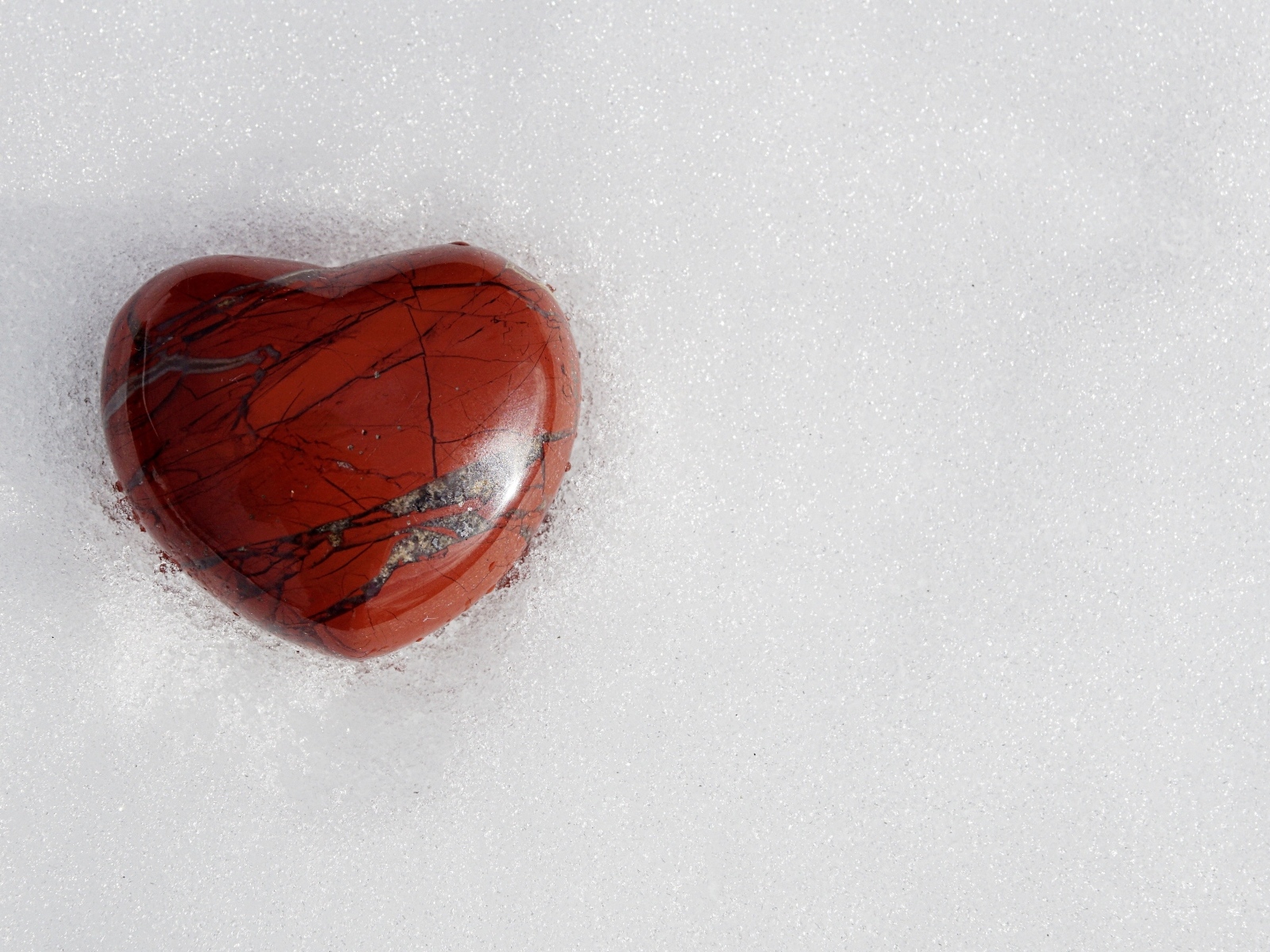 Каменное сердце на холодном белом снегу