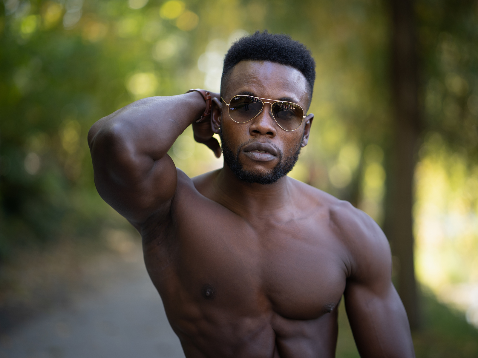 Накаченный сильный темнокожий мужчина