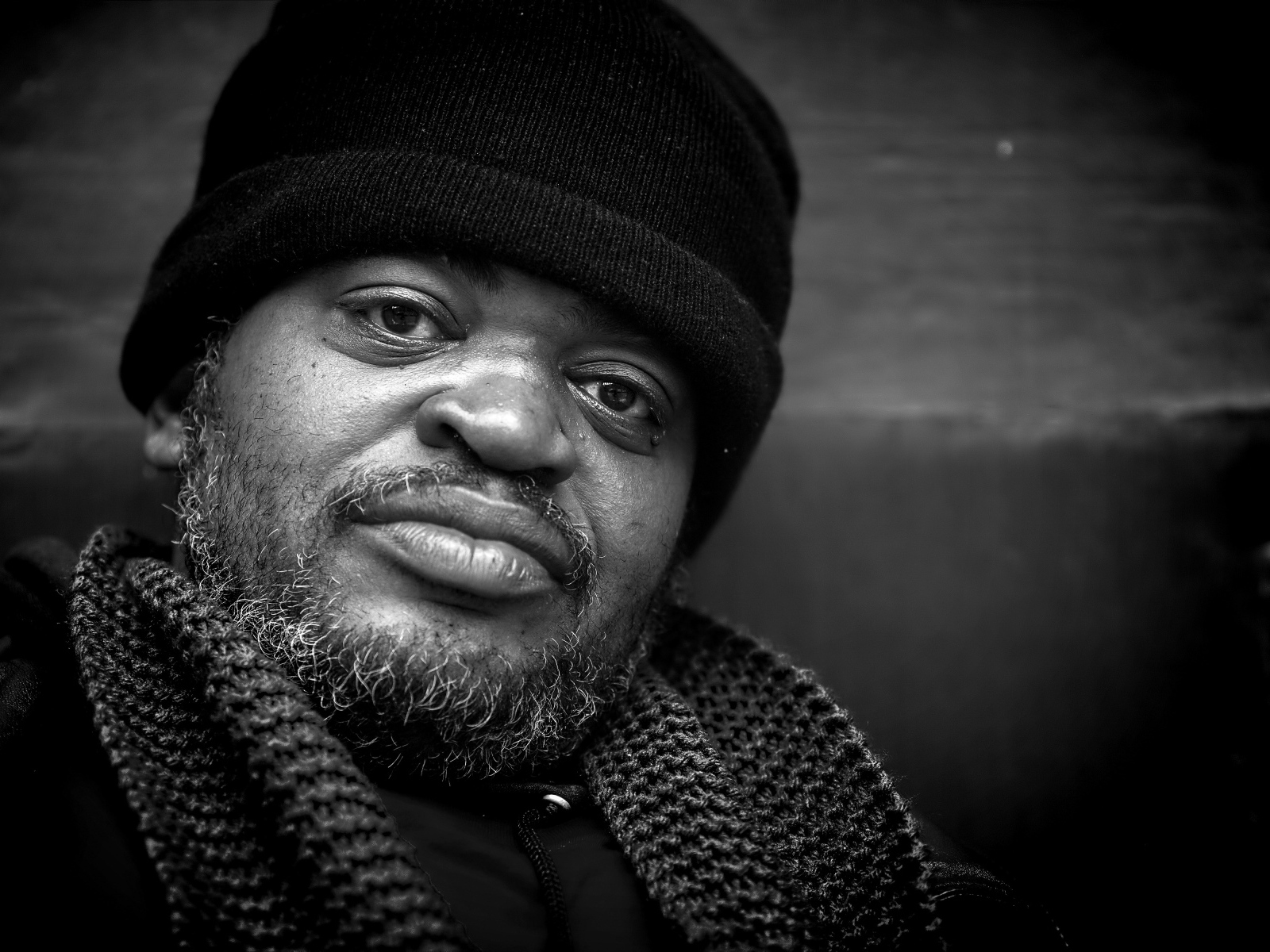 Пожилой темнокожий мужчина в черной шапке