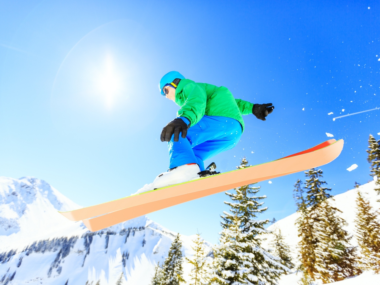 Мужчина сноубордист на заснеженном склоне