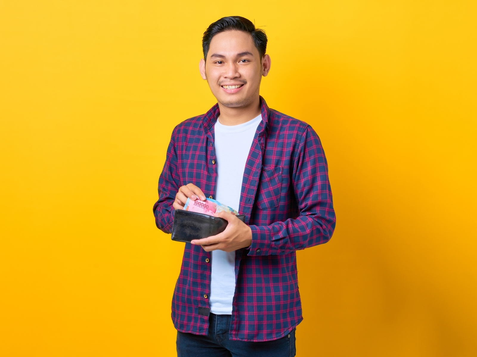 Улыбающийся мужчина с кошельком в руках