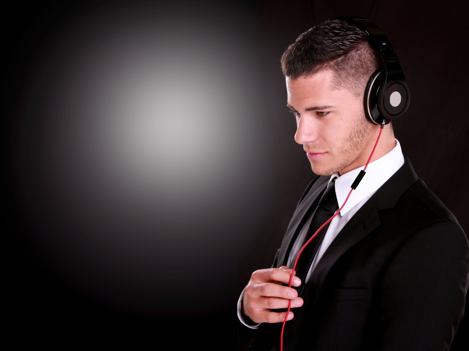 Стильный мужчина с наушниками на голове 