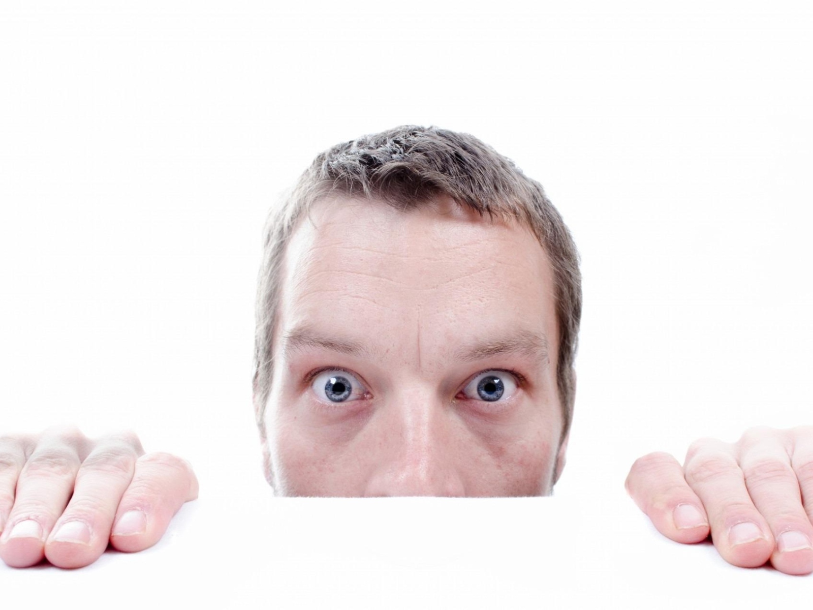 Удивленный взгляд мужчины на белом фоне