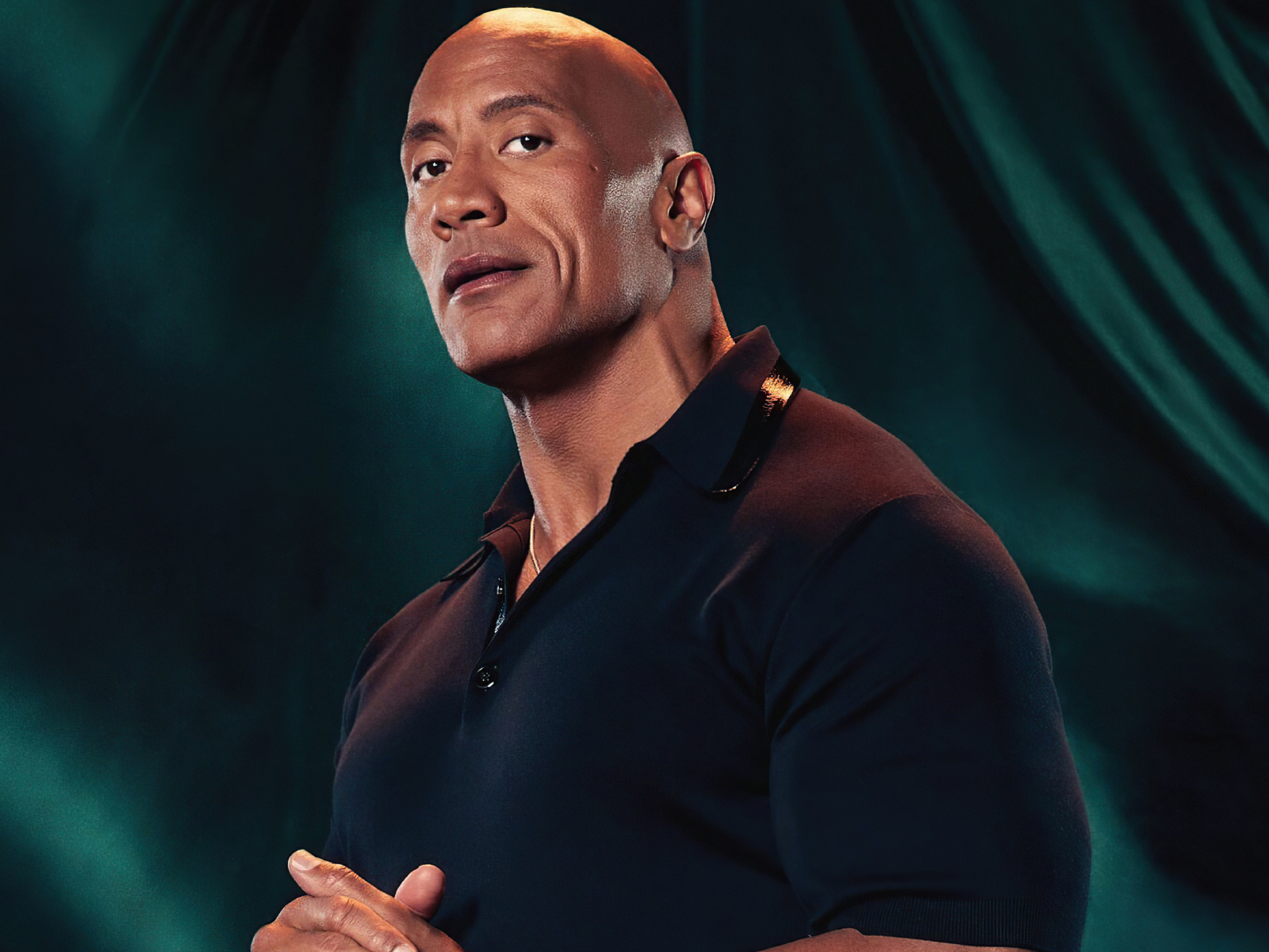 Актер Дуэйн Джонсон на зеленом фоне