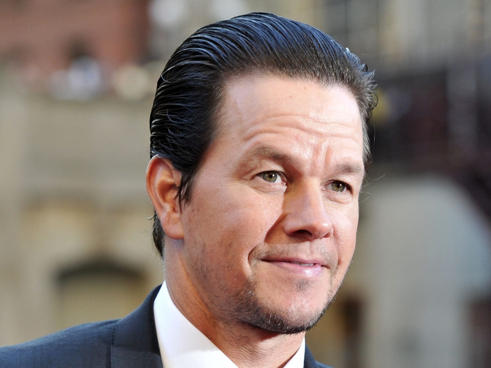 Актер Марк Уолберг  в костюме