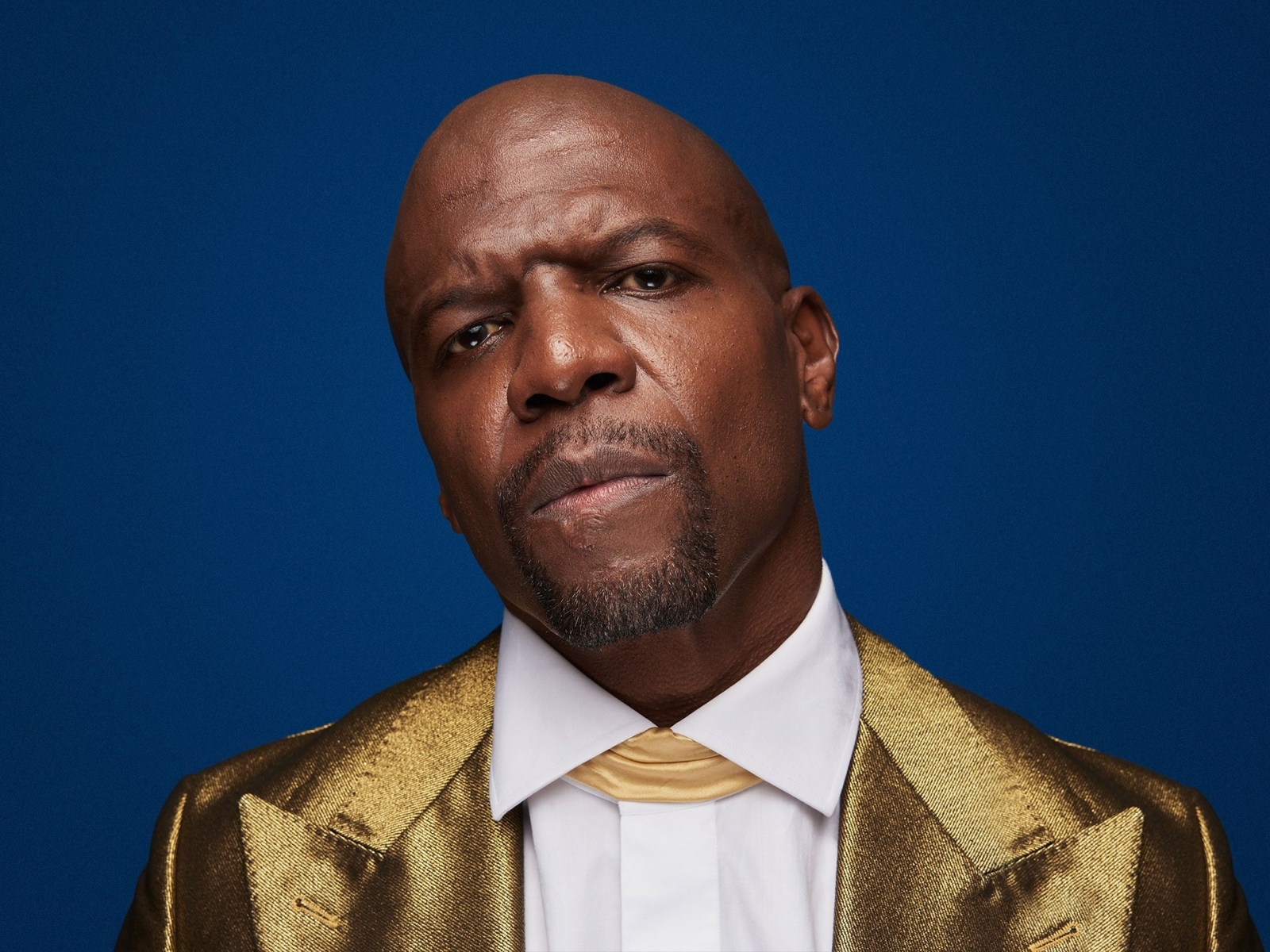 Актер Терри Крюс на синем фоне