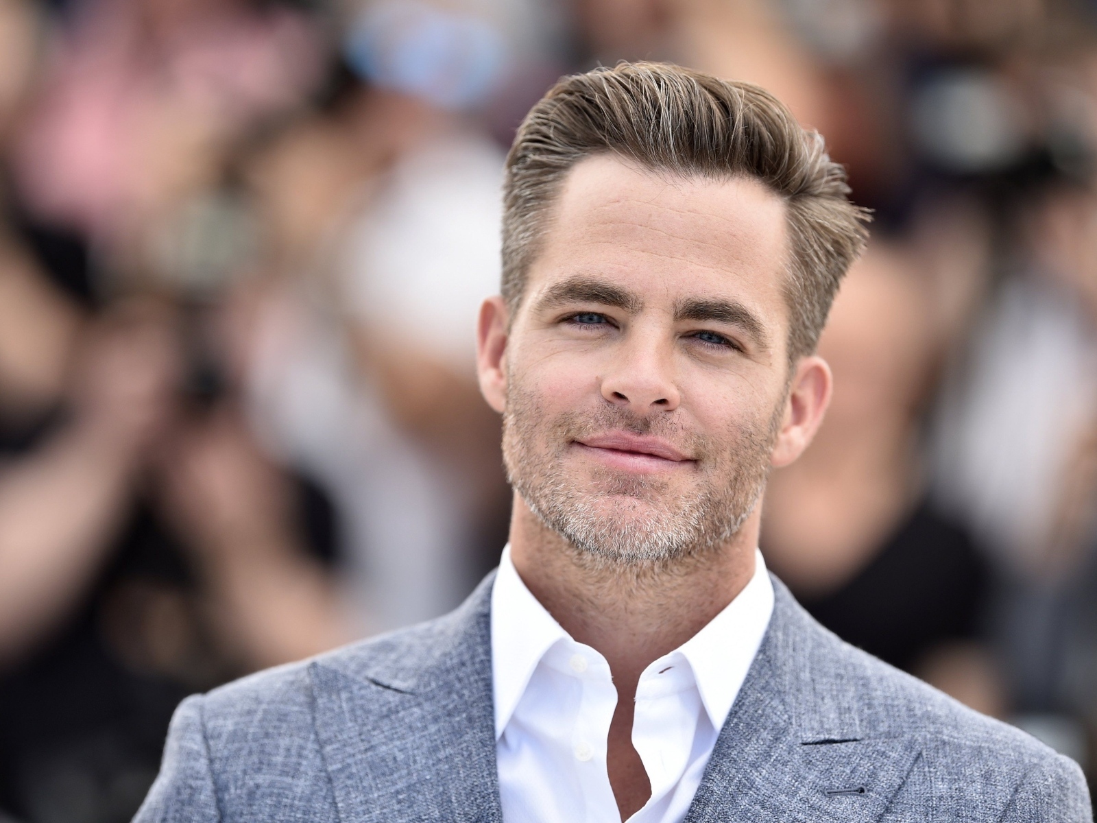 Американский актер Крис Пайн в костюме