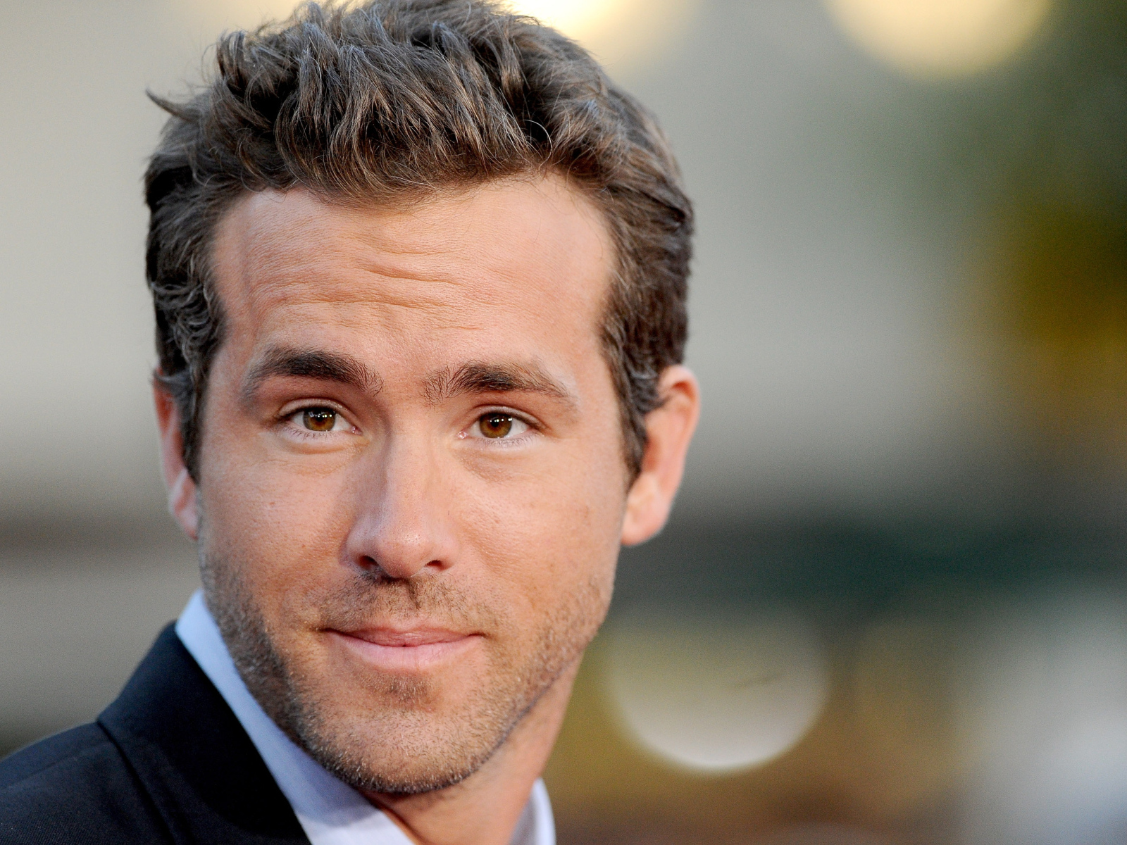 Популярный актер Райан Рейнольдс с карими глазами