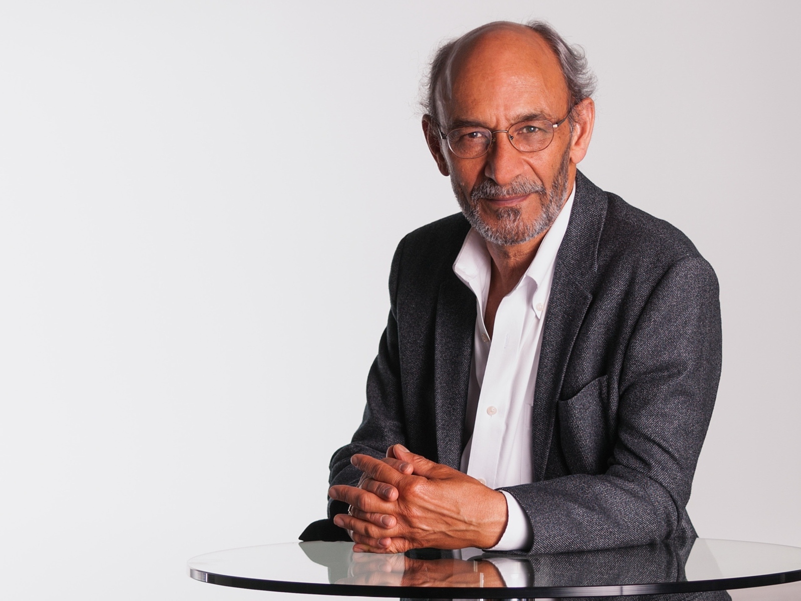 Деловой мужчина в сером костюме