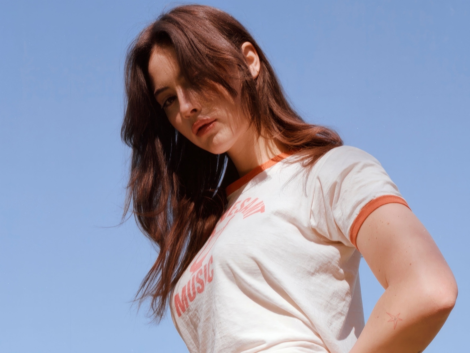 Американская певица Грэйси Абрамс на голубом фоне