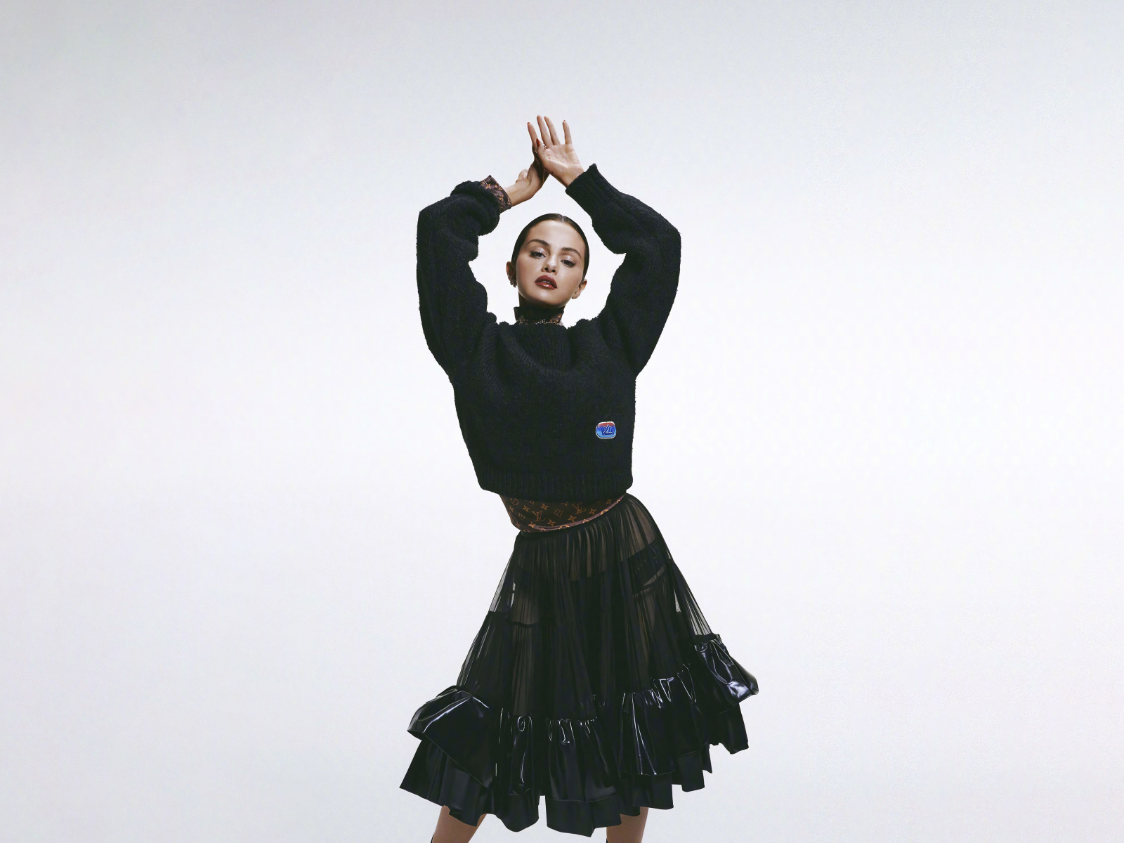 Красивая певица и модель Селена Гомес на сером фоне